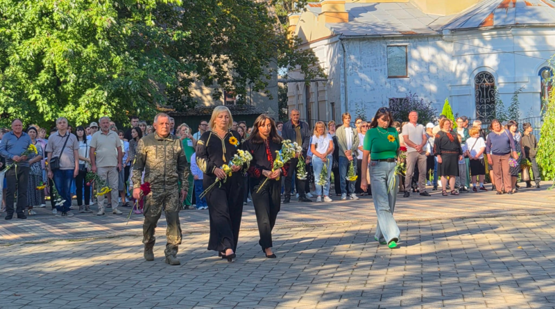 В Роздільнянському районі вшанували подвиг захисників та захисниць України В Роздільнянському районі вшанували подвиг захисників та захисниць України